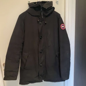 Canada goose chateau parka - Säljer min jacka då jag inte använder den tillräckligt Utan päls Ett hål i en fick och lite slitet i resoren Skulle behövas en tvätt också L passar XL