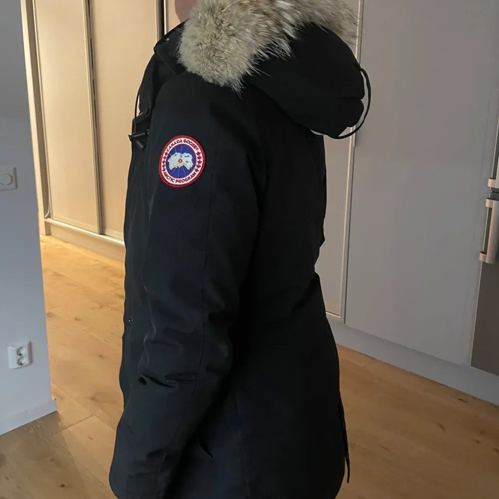 Jag säljer nu min vicktoria parka jacka eftersom jag ska köpa en ny jacka denna vinter. Jackan är i storlek Xs men passar S, köpte denna för två vintrar sen men han används en vinter. Säljer denna för 6000kr( nypris cirka 9 000kr) pris kan diskuteras. Jackor.