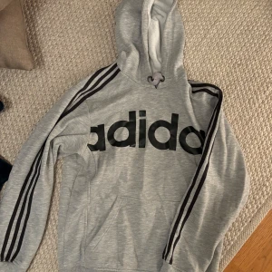Adidas hoodie - Säljer en adidas hoodie i storlek S
