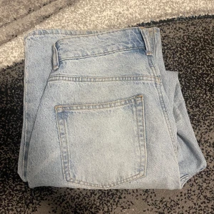 Blåa straight leg jeans - Blåa raka jeans från hm. Använda ett par få gånger. Nypris: 399kr