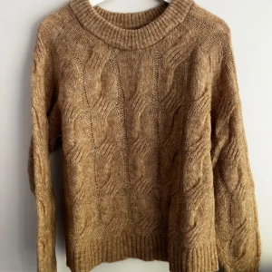 Stickad tröja  - Oanvänd stickad tröja från Lindex. Väldigt fin.