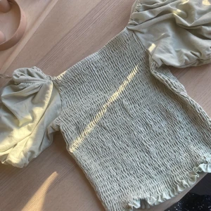 Blus från gina tricot  - Fin färg väldigt skön OBS den är väldigt ljusgrön syns inte på bilden 