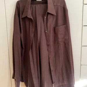 Brunt set  - Brunt set från Åhléns Sankt tropez, aldrig använt. Passar dig som är mellan 165-170cm. 