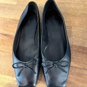Ballerina skor - Ballerina skor med fyrkantig tå från Nakd i storlek 38. Använda 4 gånger. Se liten skavank på andra bild, annars hely nytt skick! Nypris 500kr