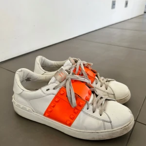 Valentino garavani skor - Säljer dessa så snygga Valentino skor köpta i rom! Väl använda och skicket är väll bra, tappat någon nit på sidan av skon, har kvitto och allt som behövs 