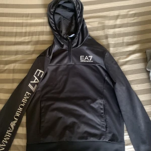 EA7 zip up hoodie - Ny skick!  Inte använd knappt Storlek 
