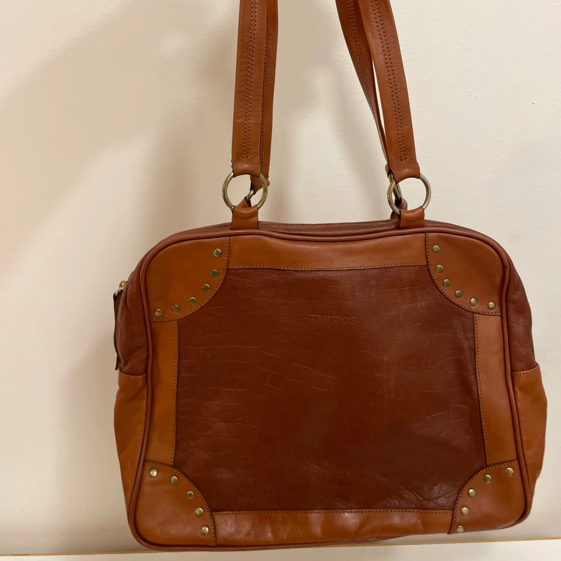 Handväska med detaljer