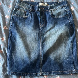 Jeans kjol  - Säljer denna jättefina kjolen från 2000 talet, den är i super bra skick, jättefin på och färgen är jättefin. Den sägs vara storlek 38 men passar mig som är 36/xs. Den har nog inte använts så många gånger så den är fortfarande som ny. 