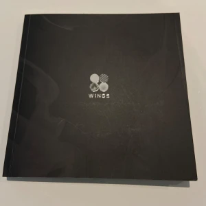 BTS WINGS KPOP ALBUM OCH BTS THE MOST BEAUTIFUL MOMENT IN LIFE WHITE VRS. - Bts wings kpop album. Ett stort photocard (Polaroid) på Jimin. Kostar 100kr enskilt. Fungerande CD och super vackra bilder! 