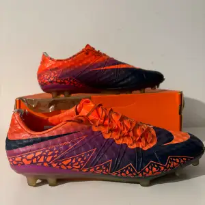 Nike Hypervenom fotbollsskor i bra skick, lite slitna på hälen o lite vid tån men dem funkar utan några problem