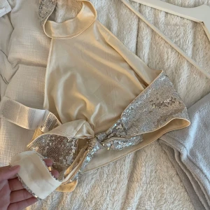 Fest topp - Perfekt topp till fest tillfällen, från new yorker. Har knyte baktill och sitter även runt halsen.