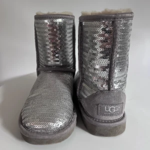 UGGs - Ett par jättefina Uggs skor för barn med silvriga paljetter. Skorna är varma och bekväma. Använda ett par fåtal gånger, ser ut som nya 😍🪩