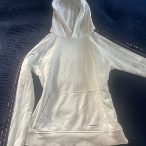 Gant hoodie - En vit gant hoodie i fint skick som inte kommit till användning, i storlek 158-164 (13-14) 