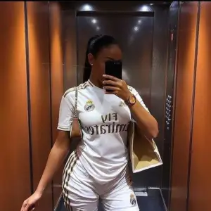 Säljer dessa Real Madrid shorts då d ej kommer t användning längre. Storlek S. 💘