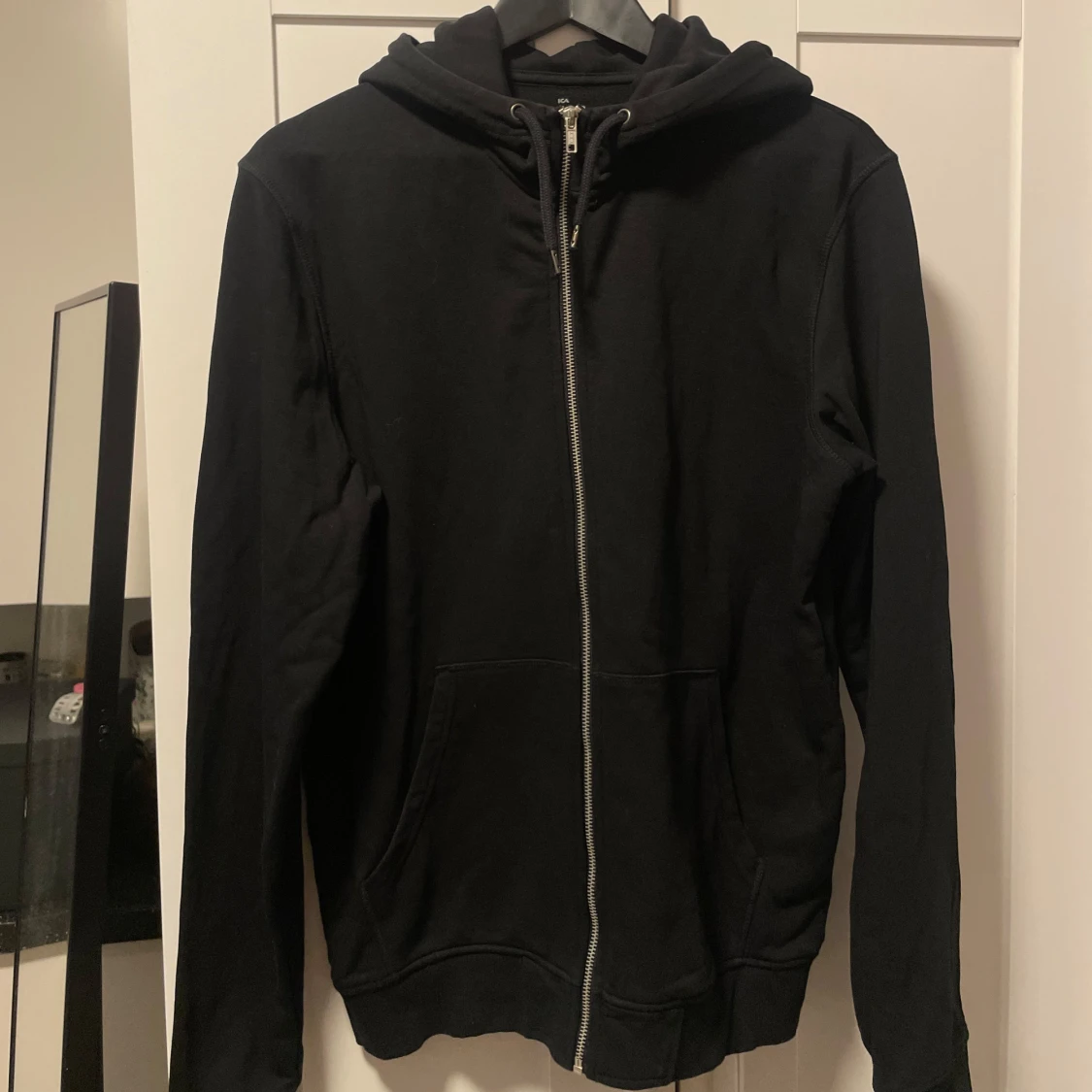 Svart hoodie med dragkedja