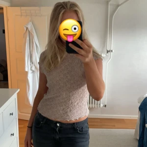 Spets topp  - Spets topp i beige med lite högre krage 