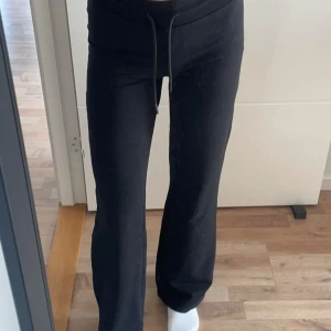 Lågmidjade mjukisbyxor - Lågmidjade mjukisbyxor från Lager157, knappt använda. Nypris 200kr🖤