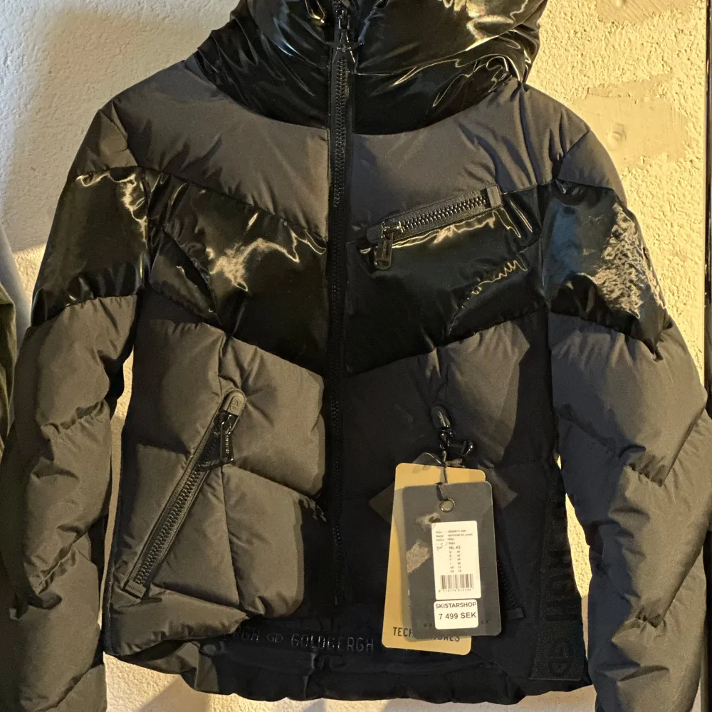 Underbar GOLDBERGH Moraine Ski Jacket 🎿⛷️ storlek 40-42. Det har en mindre passform så det är mer en 36-38. För dig som tycker om att utöva vintersporter och som fortsätter att se felfri ut. Jag köpte den för 7499 kr. aldrig använd! Perfekt skick 👍🏼❤️. Jackor.