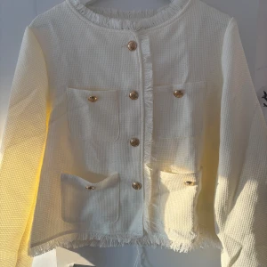 Jacka med guldknappar - Säljer denna jättefina jackan med guldknappar då den inte har kommit till användning