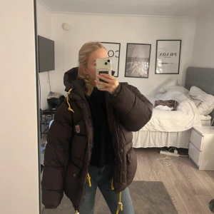 Fjällräven jacka - Jättefin fjällräven jacka! Färgen är svart men skulle säga att den skiftar lite brun svart som man kan se på bilderna! Storlek xxxs! Vill köpa en ny därför säljer jag❤️❤️ pris kan diskuteras vid snabbköp 💘