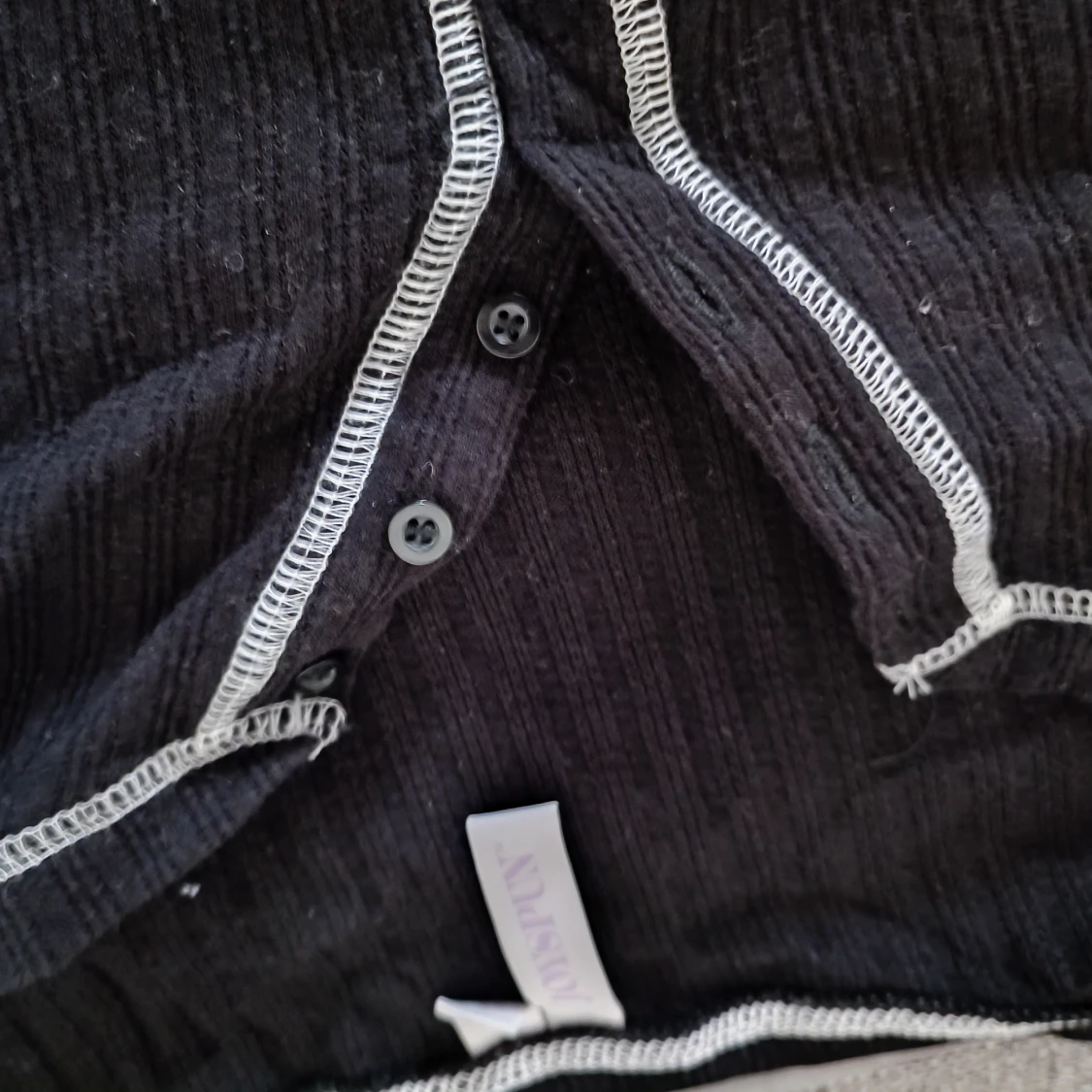 Svart ribbad tröja från Joyspun - 92