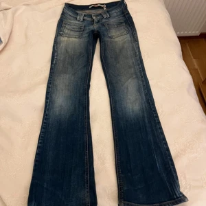 Lågmidjade bootcut jeans  - Jeans från only  Slitna nere vid benen samt finns det ett igensytt hål 