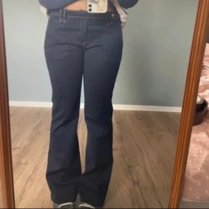Lågmidjade mörkblå jeans - Passar någon som är runt 160 då tidigare ägaren nog sytt upp benen! Jag själv är 164 och de passar bra. Fickorna på rumpan är fake😊 Väldigt fint skick!! Skriv för frågor🥰🌺