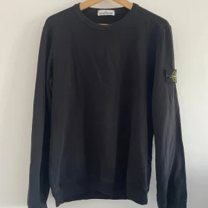 Stone island sweater - Stone Island tröja - Svart  Den är i bra skick men priset är lågt pga att jag ej kan bevisa äktheten då den är köpt av annan köpare utan kvitto.  Storlek: M, men sitter som en S mer.  Hör av dig vid funderingar!