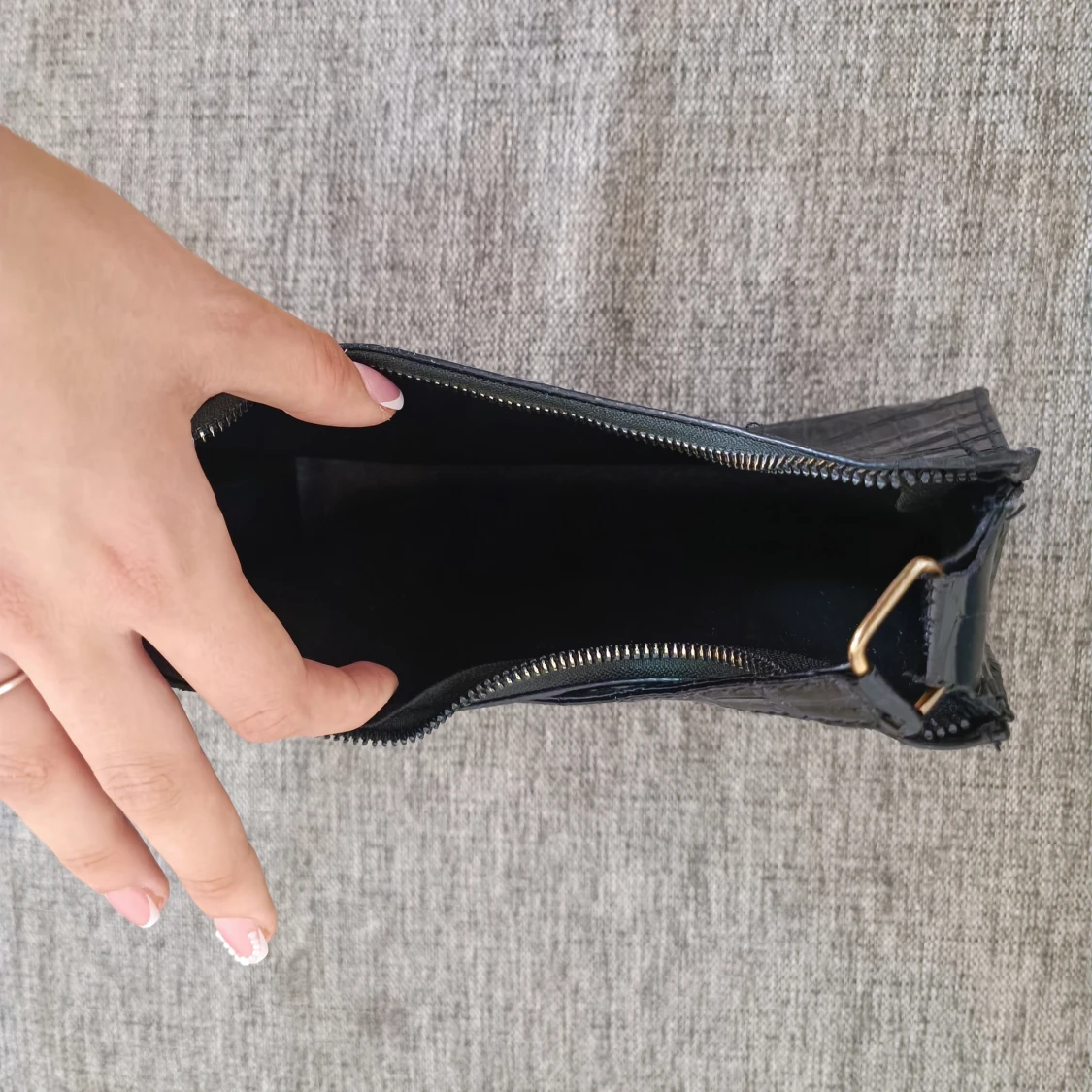 Svart axelväska med krokodilmönster - 91