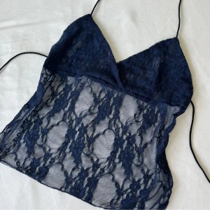 Marinblå topp! - Säljer en sååå fin marinblå topp!! Aldrig använd!!❤️❤️ har även öppen rygg!