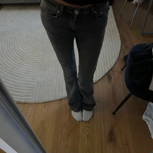 Low rise bootcut jeans😍😍😍 - Jätte fina jeans från Gina Tricot, mörk gråa. Använder ej längre🥰🥰🥰