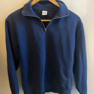 Säljer nu min zara half zip då jag inte använder den! Skulle säga att den är i bra skick vid frågetecken är det bara att skriva !