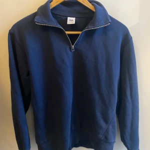 Zara Half zip  - Säljer nu min zara half zip då jag inte använder den! Skulle säga att den är i bra skick vid frågetecken är det bara att skriva !