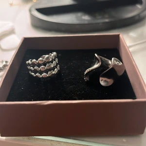 Silver ringar  - Köptes från raglady 200-250 st. Helt ok använda, storlek M/L. Tillsamams 250:- styck 100:-