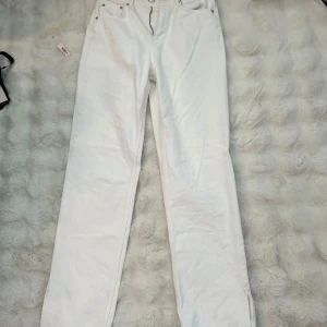 Vita Jeans  - Vita hög/normal midjade jeans från Gina Tricot. Har knappt använt dom så dem är i väldigt bra skick och nu passar dem inte längre. 