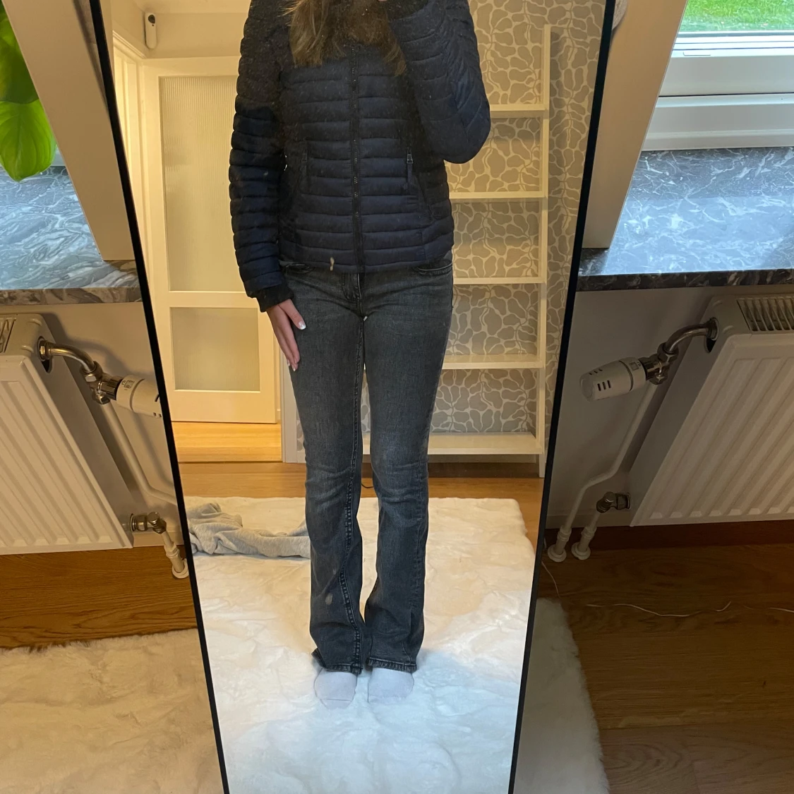 Snygg marinblå dun jacka 