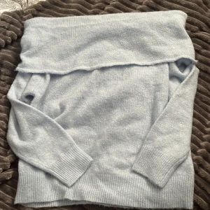 Off shoulder tröja - Super fin tröja som man har vid axlarna. De är en babyblå färg och stickat material. Passar även en som bär S också. 