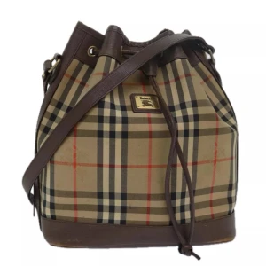 Burberrys Nova Check väska - Ursprung: Italien     Material: läder Färg: beige Tillbehör: inga   Exteriör: Bra, med några små tecken på användning  Insida: Bra, med vissa tecken på användning som klibbig och fjällande  Kolla gärna bilderna! B 26,5cm x B 31cm D 15cm