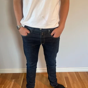 Replay jeans - Ett par riktigt feta replay jeans. Skit snygga och i bra skick. Våran modell är 184 och jeansen sitter perfekt. hör av er för fler frågor eller funderingar🤩