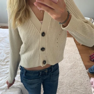 Stickad kofta - Supermysig kofta inför hösten. Passar perfekt att ha i skolan och hemma. Strl 146/152 men passar xxs-xs 💗💗