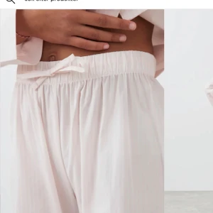 Söt pyjamas  - Säljer denna söta rosa randiga pyjamasen från Young Gina 💕skriv för egna bilder 