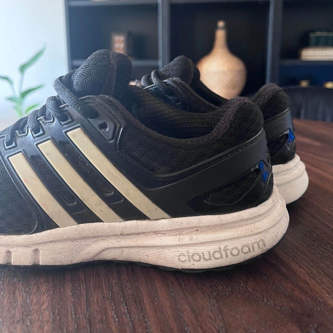 Svarta Adidas sneakers med vita detaljer - 93