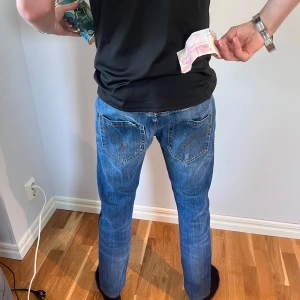 DONDUP JEANS  - Ett  par tvär feta jeans från dundup🔥 Såklart äkta✅ storlek 34. Perfekt passform och tvärsköna. Hör av er för frågor eller funderingar😎🔥De är i använt skick men därav priset men fortfarande extremt snygga!