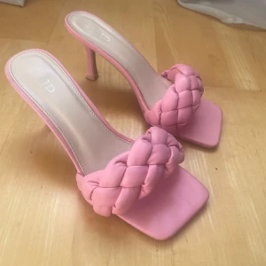 Rosa klackskor🌸 - Rosa klackar från märket Raid wide fit🌸 Storlek 41 Klackhöjd 5cm Använda en gång