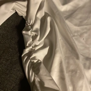 Långärmad tröja  - Den är från shein, använd en gång. Man kan dra ner en av armarna så att axeln syns lite på ena sidan. S/Xs 