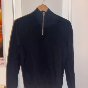 Marinblå Halvzip (halvpolo) - Tja! Säljer nu denna marinblåa Halvzippen då den ej kommer till användning längre.  Skicket är 10/10. Använd fåtal gånger