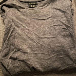 Merinoull tröja  - Stört skön Massimo dutti tröja med äkta merinoull, tröjan är perfekt för dig som vill ha en snygg varm och skön tröja t hösten/ vintern. Skick på tröjan är 9/10. Jag säljer tröjan endast för att den är för liten tröjan är storlek M men den passar S 