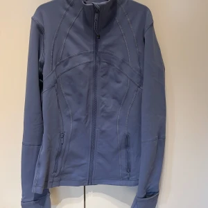 Lululemon define jacket  - Aldrig använd och köpt i New york. Nypris för denna färg är ca 2500 och färgen säljs inte längre därav priset. Ej diskuterbart om pris!