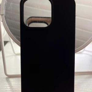 Ideal of sweden skal - Ett ideal of sweden skal för iPhone 13 PRO som jag köpte fel, endast testat men alltså inte använd så i jätte bra skick!