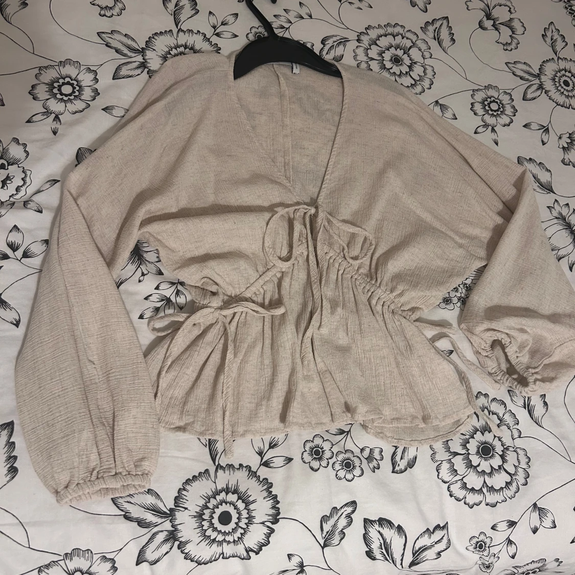 Beige topp med naturligt krinklat tyg och knytningar vid sidorna - 91